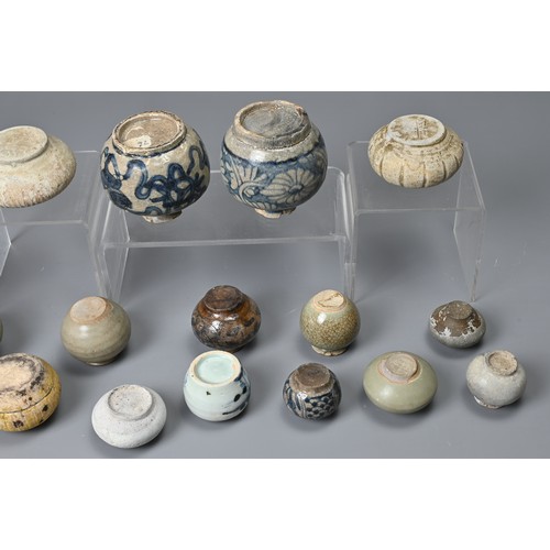 67 - A COLLECTION OF CHINESE PORCELAIN JARLETS, YUAN / MING DYNASTY. Of varying sizes and types to includ... 