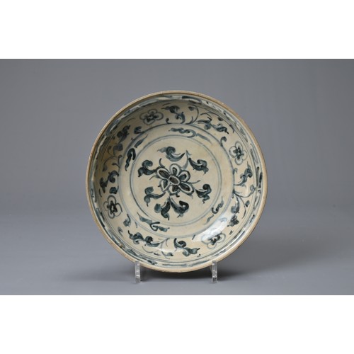 72 - A VIETNAMESE BLUE AND WHITE PORCELAIN DISH, 15TH/16TH CENTURY. Heavily potted and decorated in under... 