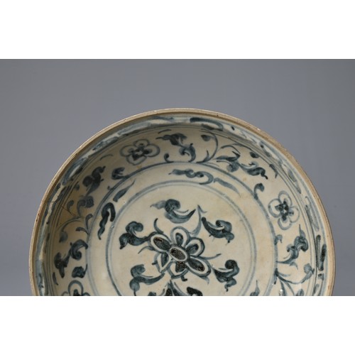 72 - A VIETNAMESE BLUE AND WHITE PORCELAIN DISH, 15TH/16TH CENTURY. Heavily potted and decorated in under... 