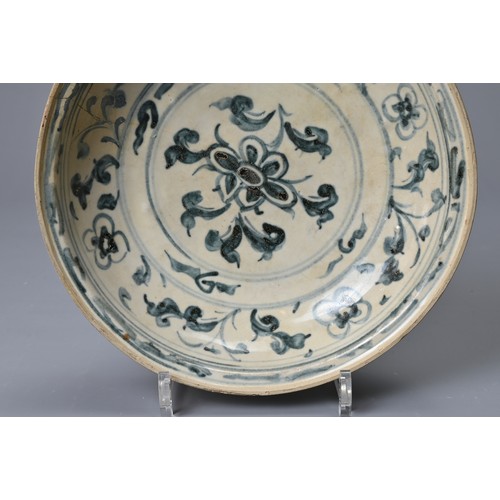 72 - A VIETNAMESE BLUE AND WHITE PORCELAIN DISH, 15TH/16TH CENTURY. Heavily potted and decorated in under... 