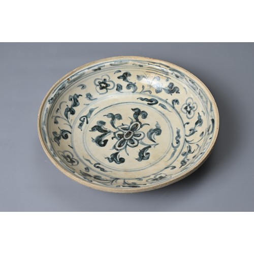 72 - A VIETNAMESE BLUE AND WHITE PORCELAIN DISH, 15TH/16TH CENTURY. Heavily potted and decorated in under... 