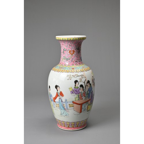 75 - A VINTAGE CHINESE POLYCHROME ENAMELLED PORCELAIN VASE, 20TH CENTURY. Decorated with ladies in courty... 