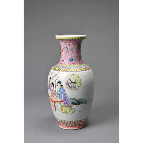 75 - A VINTAGE CHINESE POLYCHROME ENAMELLED PORCELAIN VASE, 20TH CENTURY. Decorated with ladies in courty... 