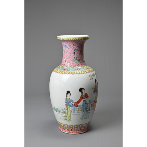 75 - A VINTAGE CHINESE POLYCHROME ENAMELLED PORCELAIN VASE, 20TH CENTURY. Decorated with ladies in courty... 