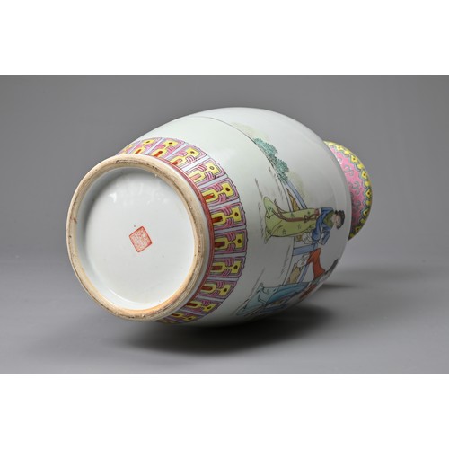 75 - A VINTAGE CHINESE POLYCHROME ENAMELLED PORCELAIN VASE, 20TH CENTURY. Decorated with ladies in courty... 