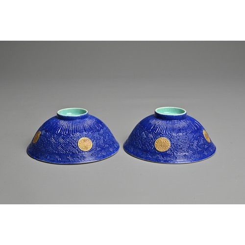 3 - A PAIR OF CHINESE IMITATION LACQUER PORCELAIN BOWLS, LATE QING OR REPUBLIC PERIOD. Blue glazed exter... 