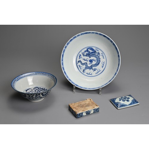 7 - THREE CHINESE BLUE AND WHITE PORCELAIN ITEMS, 19/20TH CENTURY. To include a dragon bowl with four ch... 