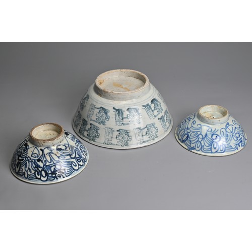 21 - THREE CHINESE BLUE AND WHITE PORCELAIN BOWLS, 18/19TH CENTURY. To include a large bowl decorated wit... 