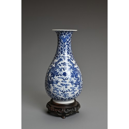 33 - A CHINESE BLUE AND WHITE PORCELAIN, LATE QING DYNASTY. Of pear shape decorated with dragons chasing ... 