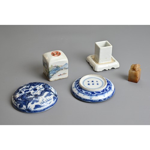 43 - TWO CHINESE PORCELAIN ITEMS, 19/20TH CENTURY. To include a circular blue and white porcelain seal pa... 