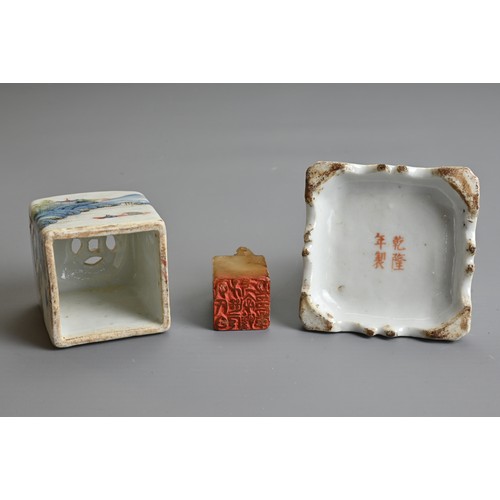 43 - TWO CHINESE PORCELAIN ITEMS, 19/20TH CENTURY. To include a circular blue and white porcelain seal pa... 