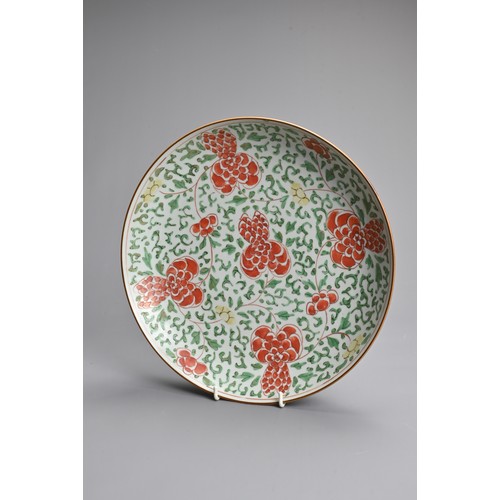 18 - A CHINESE WUCAI PORCELAIN DISH, 17/18TH CENTURY. Decorated with peony blooms and foliage, with brown... 