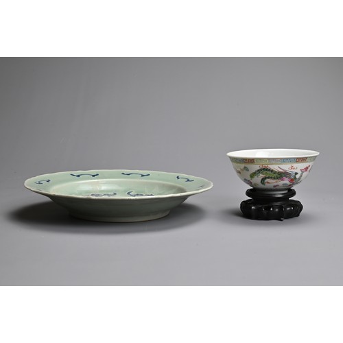 44 - TWO CHINESE PORCELAIN ITEMS, 19/20TH CENTURY. To include a bracket lobed celadon ground underglaze b... 