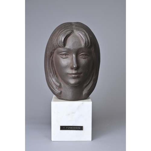 303 - A JAPANESE BRONZE BUST OF LADY K ON A WHITE MARBLE PLINTH BASE AFTER YASUTAKE FUNAKOSHI (1912-2002).... 