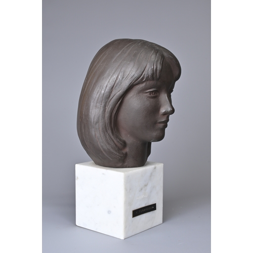 303 - A JAPANESE BRONZE BUST OF LADY K ON A WHITE MARBLE PLINTH BASE AFTER YASUTAKE FUNAKOSHI (1912-2002).... 