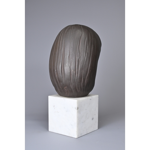 303 - A JAPANESE BRONZE BUST OF LADY K ON A WHITE MARBLE PLINTH BASE AFTER YASUTAKE FUNAKOSHI (1912-2002).... 