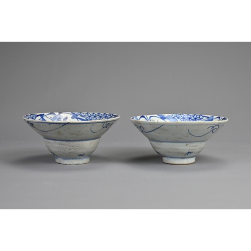 47 - A PAIR OF CHINESE BLUE AND WHITE PORCELAIN BOWLS, QING DYNASTY. Each with stylised floral decoration... 