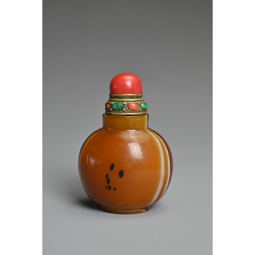 3 - A LARGE CHINESE GLASS IMITATION AGATE SNUFF BOTTLE. With globular body. With a metal stopper inlaid ... 