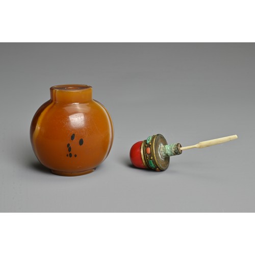 3 - A LARGE CHINESE GLASS IMITATION AGATE SNUFF BOTTLE. With globular body. With a metal stopper inlaid ... 