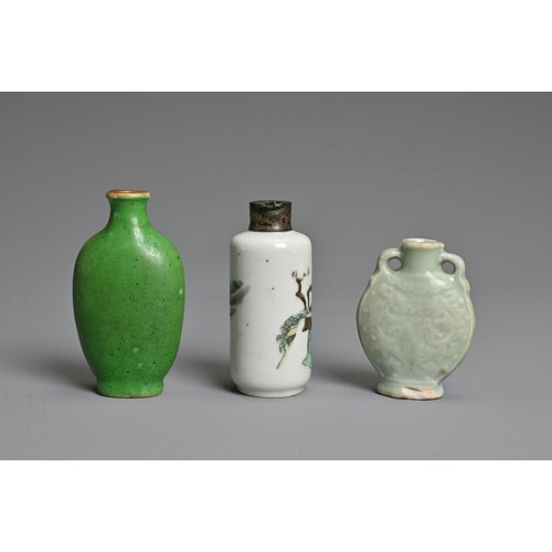 7 - THREE CHINESE PORCELAIN SNUFF BOTTLES, 19TH CENTURY. To include a cylindrical famille rose decorated... 