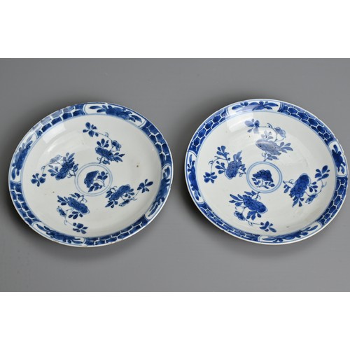 17 - FOUR CHINESE CAFE AU LAIT GROUND BLUE AND WHITE AND FAMILLE VERTE PORCELAIN ITEMS, KANGXI PERIOD. To... 