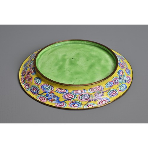 22 - A CHINESE CANTON ENAMEL BAJIXIANG DISH, 19/20TH CENTURY. Bronze dish with enamelled decoration of th... 