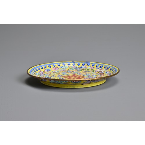 22 - A CHINESE CANTON ENAMEL BAJIXIANG DISH, 19/20TH CENTURY. Bronze dish with enamelled decoration of th... 