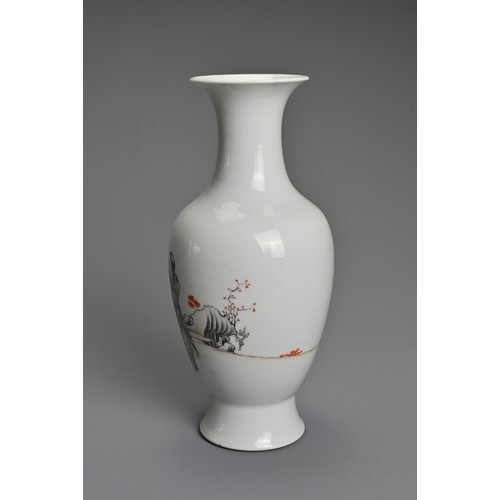 84 - A CHINESE EN GRISAILLE AND IRON RED DECORATED PORCELAIN VASE, 20TH CENTURY. Of baluster form, finely... 