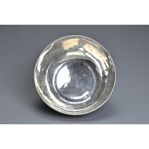 50 - A LARGE CHINESE EXPORT SILVER BOWL, WING CHEONG, HONG KONG, CIRCA 1890. Rounded body on slightly spl... 