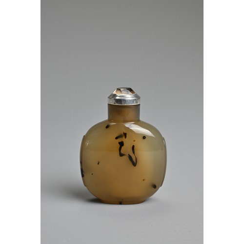 52 - A CHINESE AGATE SNUFF BOTTLE, 19/20TH CENTURY. Flattened body with rectangular handles in relief. Th... 