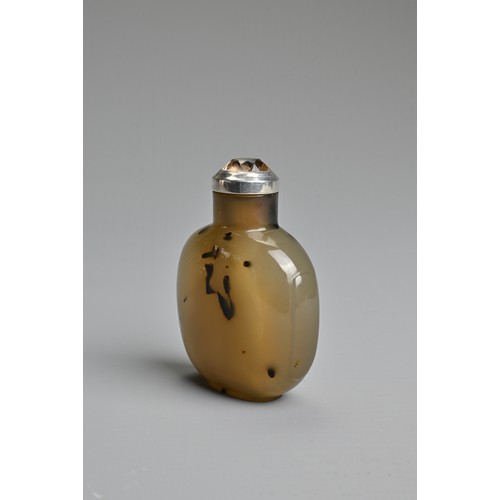 52 - A CHINESE AGATE SNUFF BOTTLE, 19/20TH CENTURY. Flattened body with rectangular handles in relief. Th... 