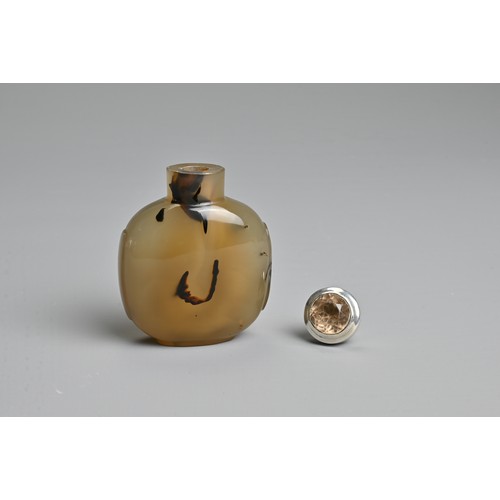 52 - A CHINESE AGATE SNUFF BOTTLE, 19/20TH CENTURY. Flattened body with rectangular handles in relief. Th... 