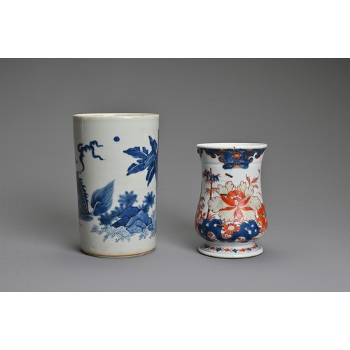 58 - A CHINESE IMARI BALUSTER KANGXI MUG AND A BLUE AND WHITE BRUSH POT, BITONG, IN THE TRANSITIONAL STYL... 