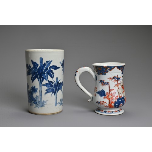 58 - A CHINESE IMARI BALUSTER KANGXI MUG AND A BLUE AND WHITE BRUSH POT, BITONG, IN THE TRANSITIONAL STYL... 