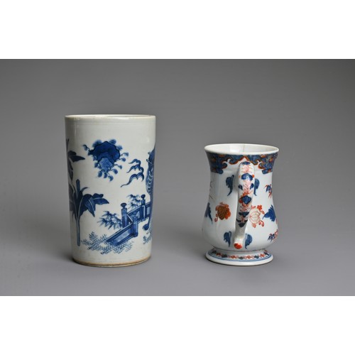 58 - A CHINESE IMARI BALUSTER KANGXI MUG AND A BLUE AND WHITE BRUSH POT, BITONG, IN THE TRANSITIONAL STYL... 