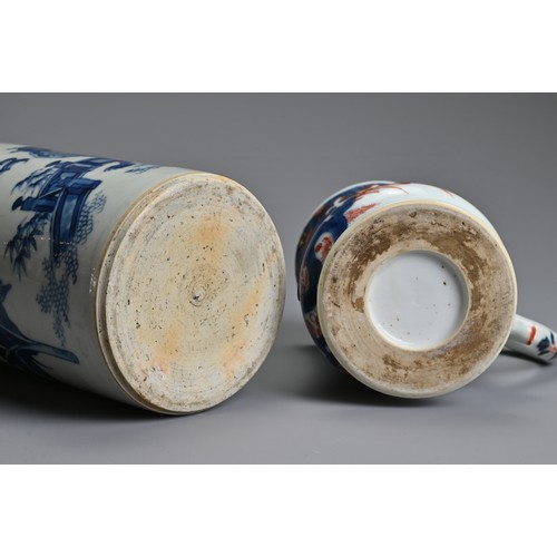 58 - A CHINESE IMARI BALUSTER KANGXI MUG AND A BLUE AND WHITE BRUSH POT, BITONG, IN THE TRANSITIONAL STYL... 