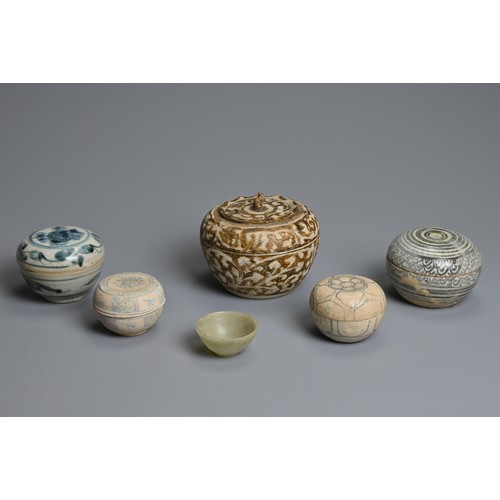 119 - A GROUP OF CHINESE AND SOUTH EAST ASIAN CERAMIC BOXES AND COVERS, 14/15TH CENTURY. Each of circular ... 