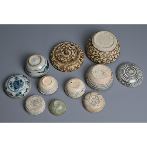 119 - A GROUP OF CHINESE AND SOUTH EAST ASIAN CERAMIC BOXES AND COVERS, 14/15TH CENTURY. Each of circular ... 