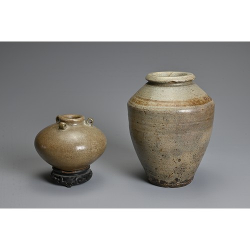 121 - TWO CHINESE CERAMIC ITEMS, YUAN / MING DYNASTY. To include a crackled celadon glazed jar with three ... 