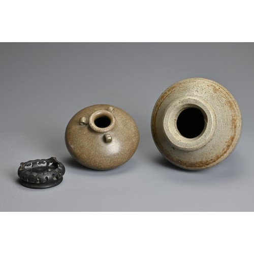 121 - TWO CHINESE CERAMIC ITEMS, YUAN / MING DYNASTY. To include a crackled celadon glazed jar with three ... 