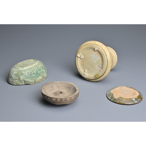 127 - A GROUP OF FOUR EARLY CHINESE POTTERY ITEMS, HAN / TANG DYNASTY. To include a green glazed ear cup, ... 