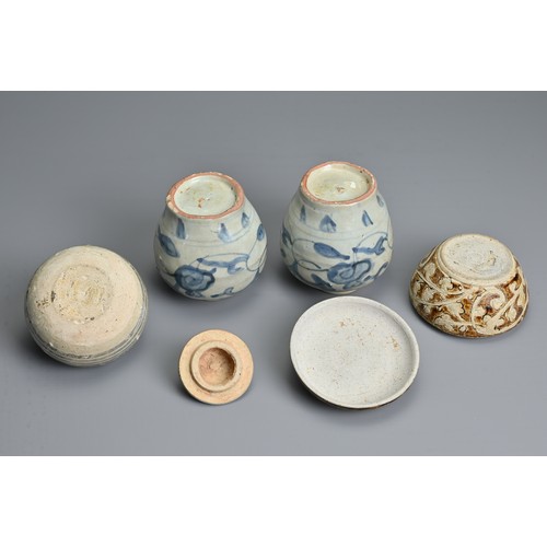 128 - A GROUP OF CHINESE AND THAI CERAMIC ITEMS, 15/17TH CENTURY. To include two Chinese blue and white ja... 