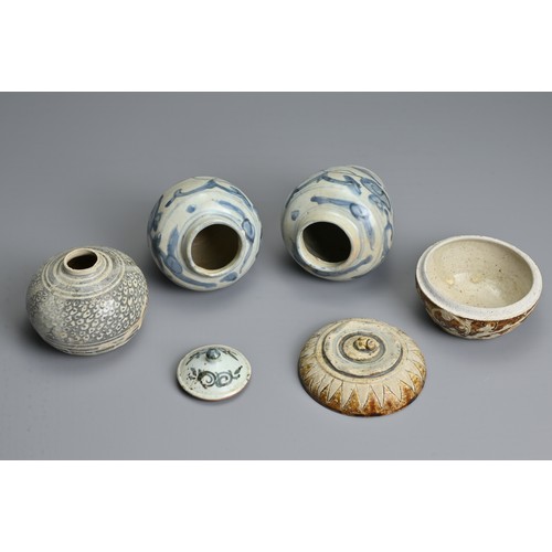 128 - A GROUP OF CHINESE AND THAI CERAMIC ITEMS, 15/17TH CENTURY. To include two Chinese blue and white ja... 