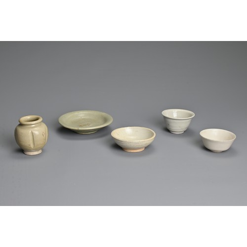 157 - A GROUP OF CHINESE CERAMIC ITEMS, SONG TO MING DYNASTY. Comprising a celadon glazed shallow dish; a ... 