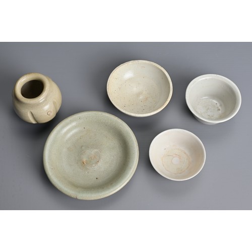 157 - A GROUP OF CHINESE CERAMIC ITEMS, SONG TO MING DYNASTY. Comprising a celadon glazed shallow dish; a ... 