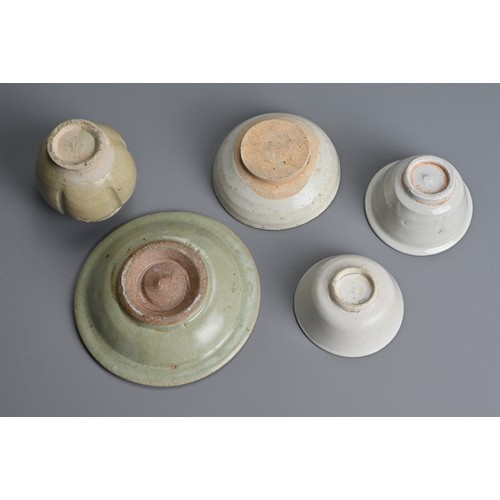 157 - A GROUP OF CHINESE CERAMIC ITEMS, SONG TO MING DYNASTY. Comprising a celadon glazed shallow dish; a ... 