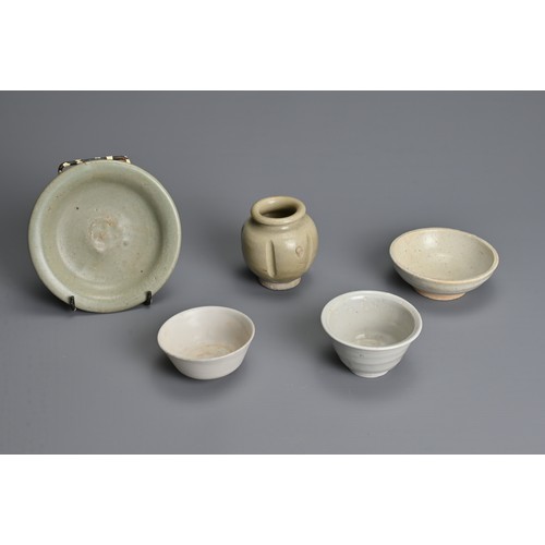 157 - A GROUP OF CHINESE CERAMIC ITEMS, SONG TO MING DYNASTY. Comprising a celadon glazed shallow dish; a ... 