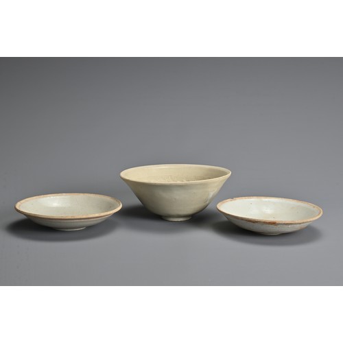 149 - THREE CHINESE QINGBAI WARE PORCELAIN ITEMS, SONG DYNASTY (960–1279). To include a nicely moulded bow... 