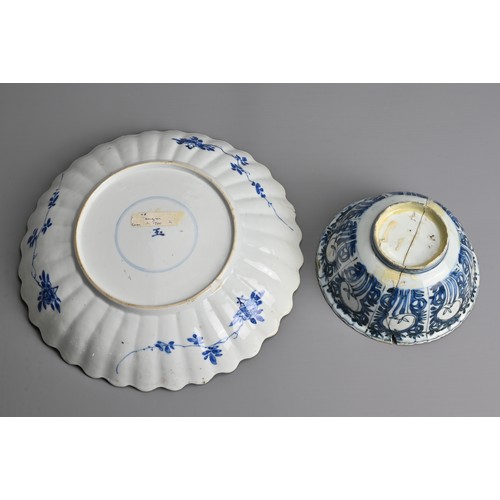 147 - A CHINESE BLUE AND WHITE PORCELAIN DISH, KANGXI PERIOD (1662-1722). With lobbed rim decorated with v... 