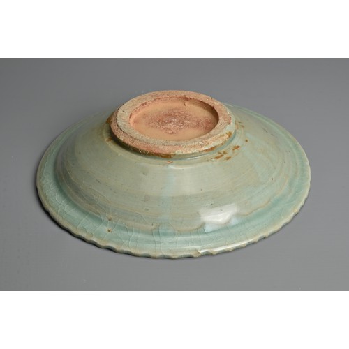 146 - A CHINESE LONGQUAN CELADON DISH, MING DYNASTY (1368-1644). Rounded body with everted barbed rim cove... 